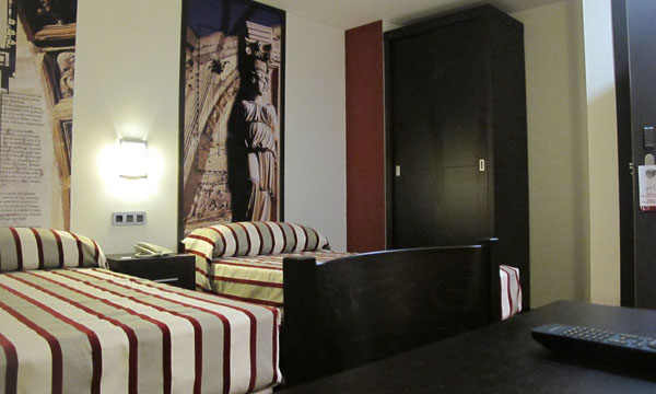 Offers accommodation in hotels in Baeza