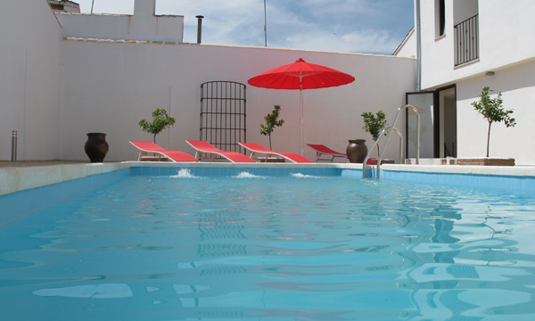 Accommodation and hotels with swimming pool in Baeza